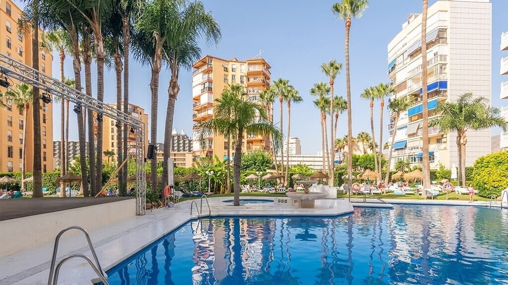 Hotel Parasol by Dorobe